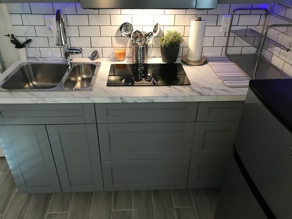 ثلاجة، ميكروويف، فرن، موقد طهي مسطح