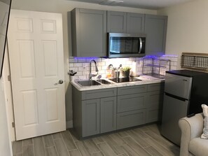 冷蔵庫、電子レンジ、オーブン、コンロ