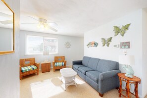 Fernseher, Tischfußball, Bücher