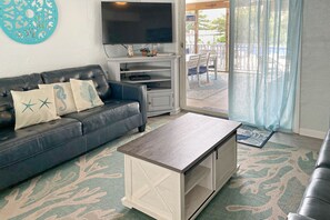 Télévision, baby-foot, livres