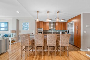 Fridge, microwave, oven, stovetop - Wonderful condo in oceanfront complex with pools & gym (Virginia Beach)