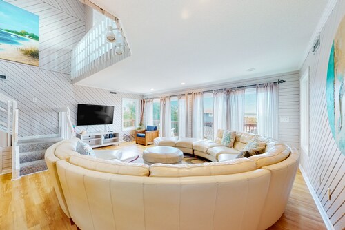 Dog-Friendly, Ocean View Beach Retreat w/Private Outdoor Pool, Decks & A/C