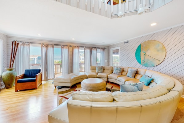 Flachbildfernseher, DVD-Player, Tischfußball