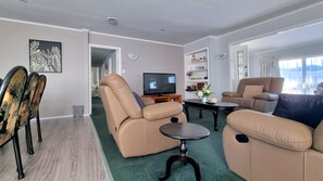 Casa | Área de sala de estar | Televisión de 42 pulgadas con canales digitales 