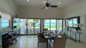 Deluxe villa, 2 slaapkamers, terras, uitzicht op lagune | Woonruimte | Flatscreentelevisie