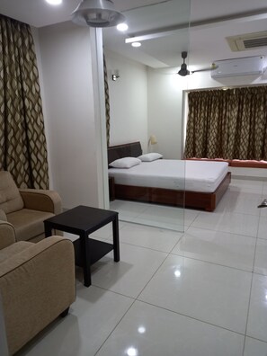 3 bedrooms, desk, iron/ironing board, free WiFi
