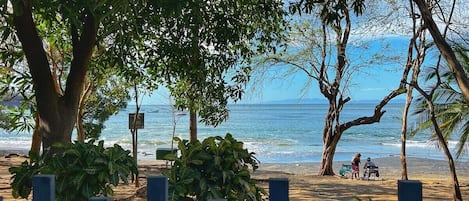 På stranden
