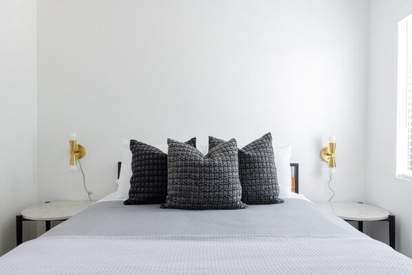 2 habitaciones, tabla de planchar con plancha, wifi y ropa de cama 