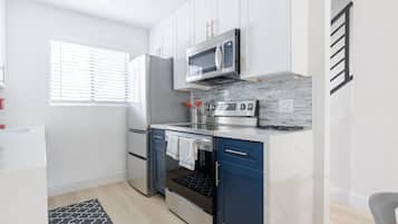 Een koelkast, een magnetron, een oven, een kookplaat