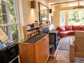 Un espacio de sala acogedor con chimenea, un sofá de cuero y una mesa de centro.