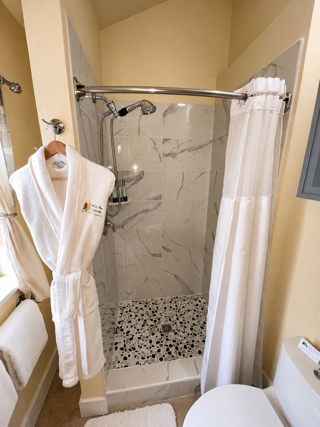Ein Badezimmer mit Dusche, Toilette und Badewanne.