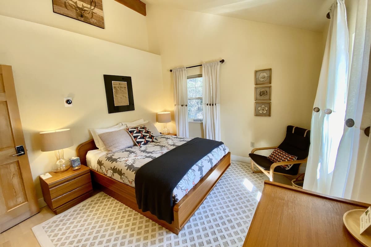Habitación Deluxe, 1 cama Queen size | 1 habitación, ropa de cama de alta calidad y camas con efecto memoria