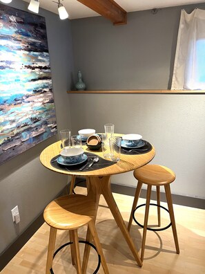 Apartemen Deluks, 1 Tempat Tidur Queen dengan tempat tidur Sofa | Makan di kamar