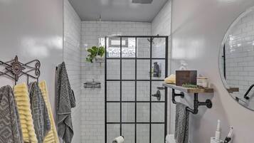 Articles de toilette gratuits, sĂšche-cheveux, serviettes fournies
