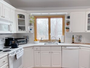 Enjoy cooking in this well-equipped kitchen with an oven, microwave, and dishwasher.