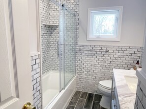 Combined shower/tub, hair dryer, bidet, towels