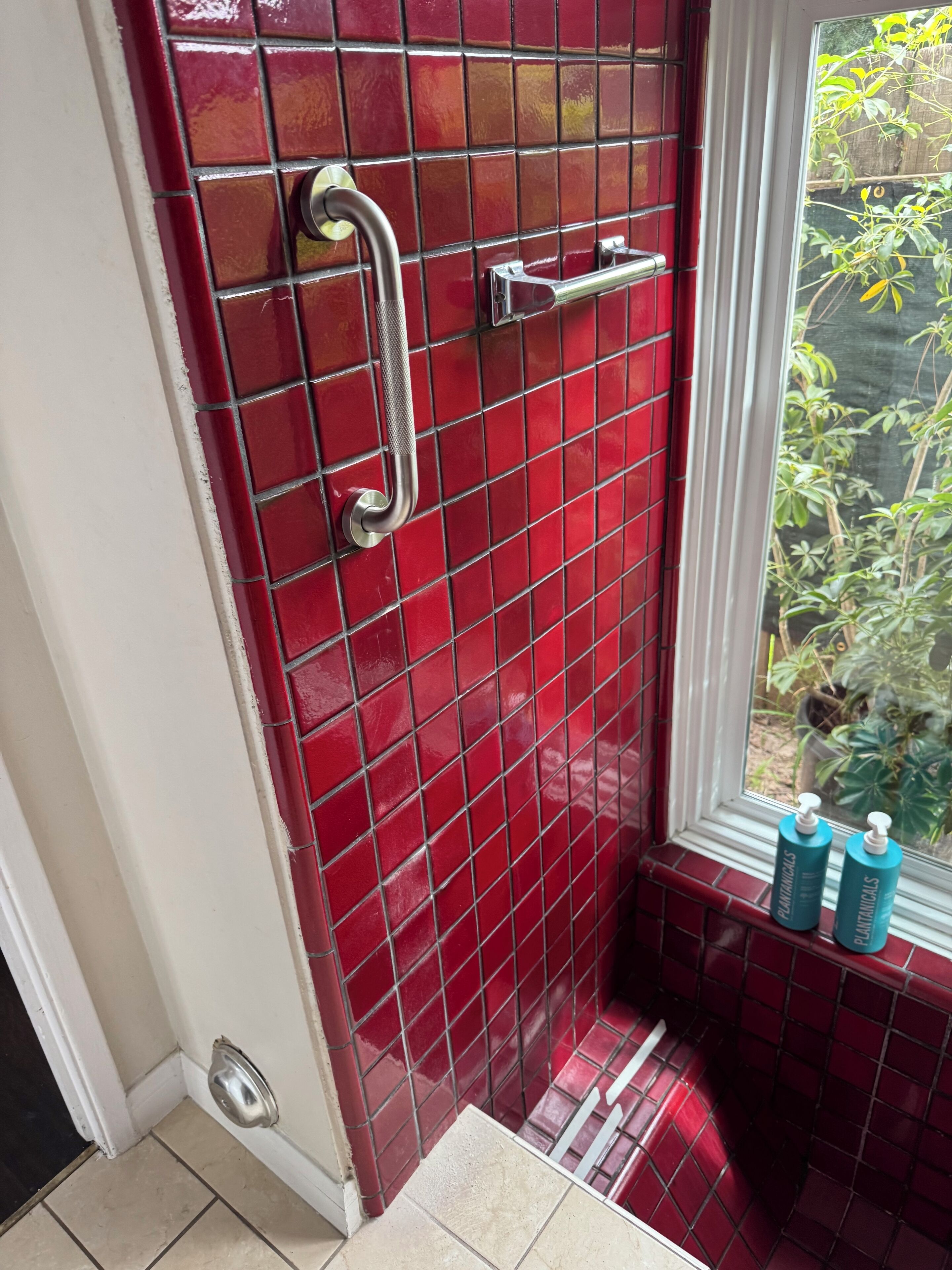Combined shower/tub, eco-friendly toiletries, hair dryer, towels