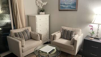 Smart TV, chimenea y libros