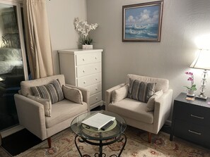 Smart TV, fireplace, books - Private studio with  large patio (Santa Barbara)