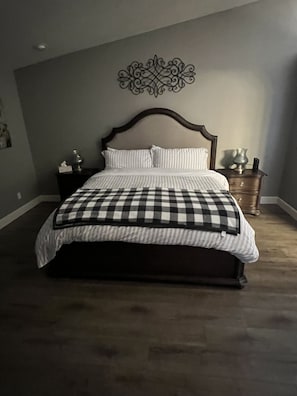 3 bedrooms, desk, iron/ironing board, travel cot - Cozy Farmhouse Style - Pet Friendly (Bullhead City)