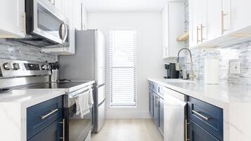 Køleskab, mikrobølgeovn, ovn, kogeplade