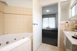 Badkar, hårtork och handdukar