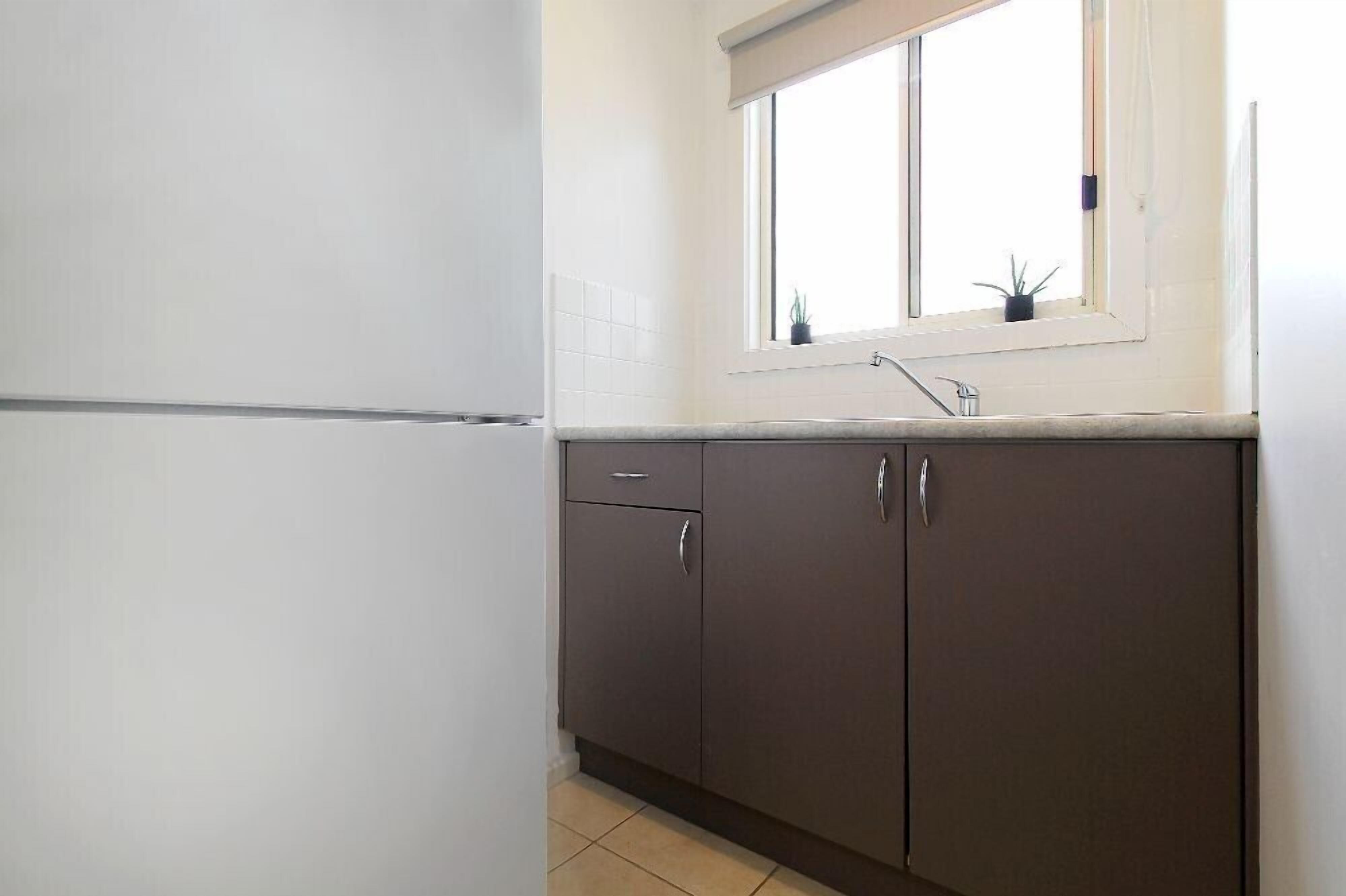 Frigorífico, microondas, tostadora y mesa de comedor