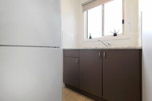 ثلاجة، ميكروويف، محمصة خبز، مائدة طعام