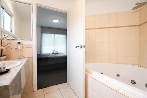 Badewanne, Haartrockner, Handtücher