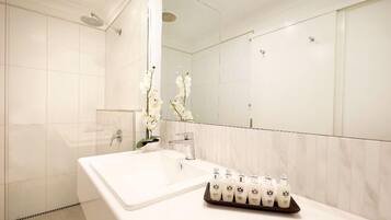 Douche, sĂšche-cheveux, serviettes fournies