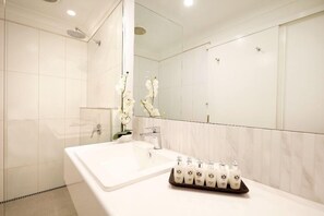 Een douche, een haardroger, handdoeken