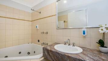 Bruser, boblebadekar, hårtørrer, håndklæder