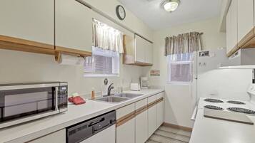 冰箱、微波炉、烤箱、炉灶