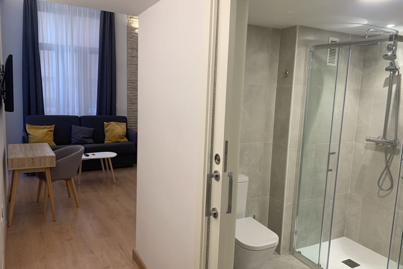 Een douche, een haardroger, handdoeken