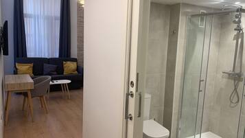 Een douche, een haardroger, handdoeken