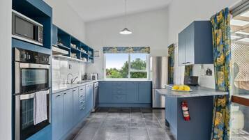 Wasserkocher mit Kaffee-/Teezubehör, Kühlschrank, Mikrowelle, Ofen