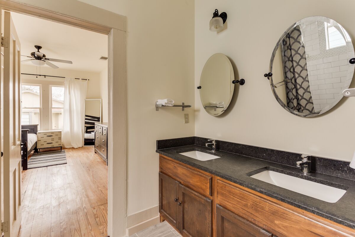 🇺🇸  4 beds w/free parking, grill, fenced yard | BAMC