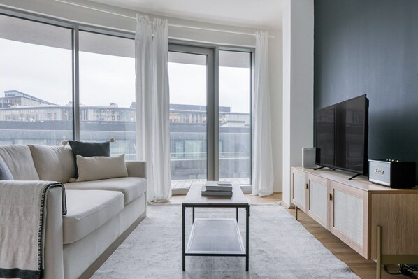 Een televisie en een stereo