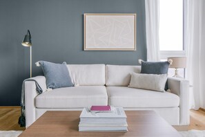 TV, stereo - Deluxe Landstraße 1BR w/ Pool & Doorman, steps to Metro U3, by Blueground (Vienna)