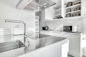 Geladeira, micro-ondas, fogão, cooktop