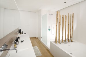 Badewanne, Haartrockner, Handtücher, Seife