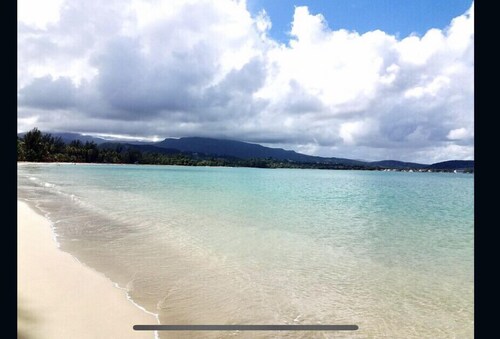 Cozy tropical paradise- 1min from the beach!