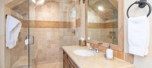 Chalet rustique, 4 chambres | Salle de bain | Serviettes fournies