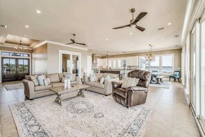 Una televisión, una chimenea