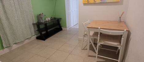 1 habitación, tabla de planchar con plancha y cuna de viaje