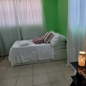 1 chambre, fer et planche à repasser, lit parapluie, Wi-Fi gratuit