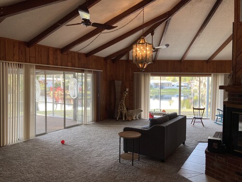 Waterfront home .5 miles from downtown Tavares and 10 minutes from Harris Chain.