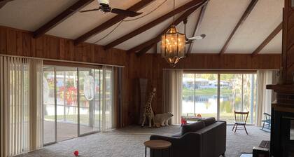 Waterfront home .5 miles from downtown Tavares and 10 minutes from Harris Chain.