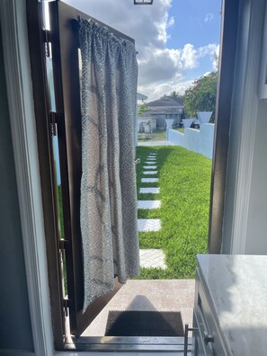 Interior - ‘Grand Door’ Cottage- Newly Designed Studio - 10 mins from the Beach (Nassau)