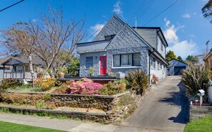 Exterior - Welcome to our charming, 2-level house just 5 min walk to 3 Sisters, Echo Point! (Katoomba)